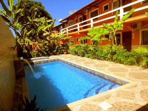 Outdoor pool, pool loungers - Residencial Hibiscos (Porto Seguro)