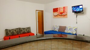 Apartment, 1 Bedroom (6 pessoas) | Living room | Flat-screen TV - Residencial Hibiscos (Porto Seguro)