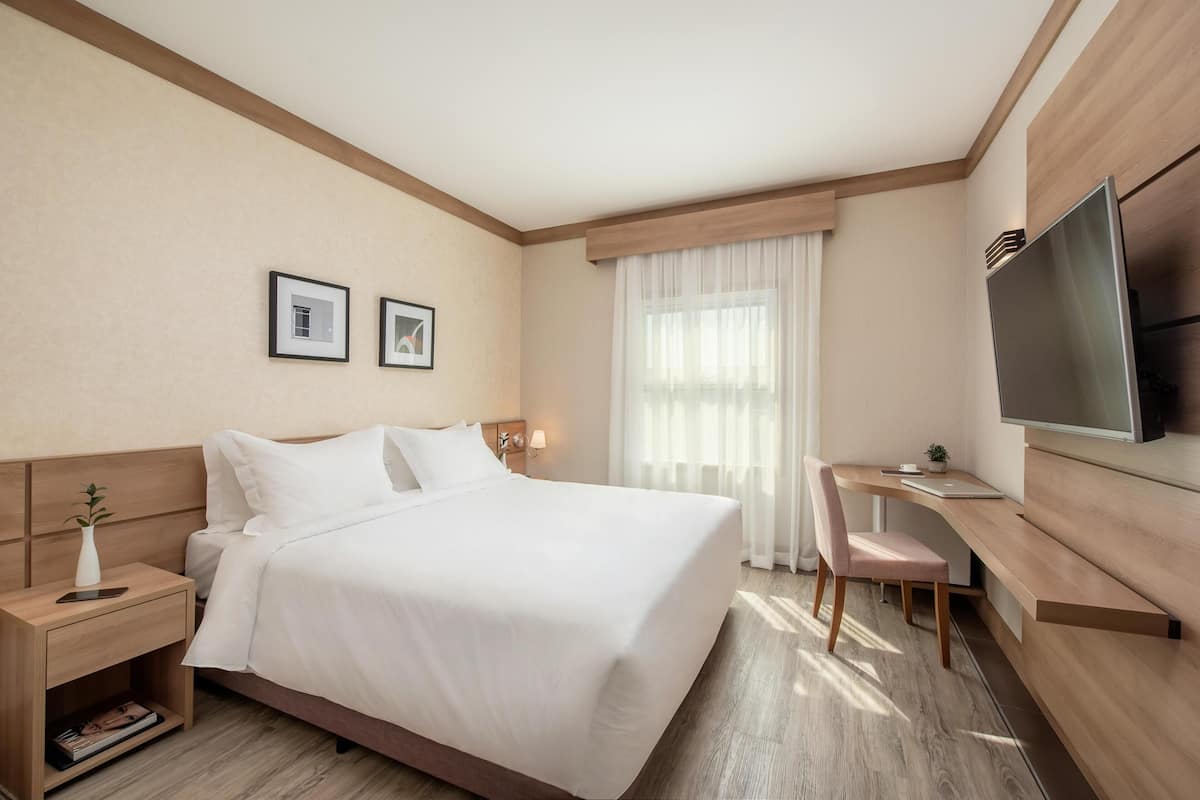 Minibar, värdeförvaringsskåp på rummet och skrivbord
