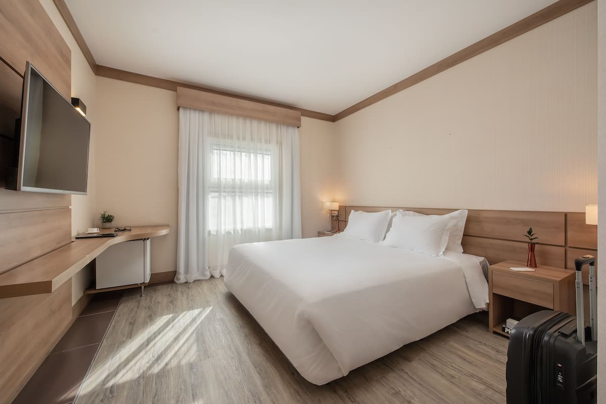 Standard PwD Disability Access - 1 Double Bed | Minibar, värdeförvaringsskåp på rummet och skrivbord