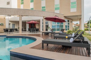 Piscina externa, funciona das 7h às 19h, guarda-sóis, espreguiçadeiras