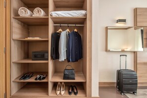A wooden wardrobe with shelves for folded clothes, a hanging rack, and a suitcase. - Intercity Itupeva (Itupeva)