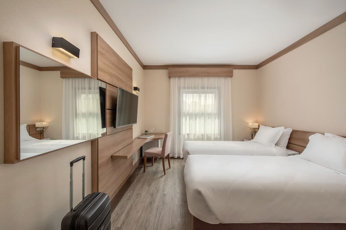 Standard Twin - 2 Camas Solteiro | Minibar, värdeförvaringsskåp på rummet och skrivbord
