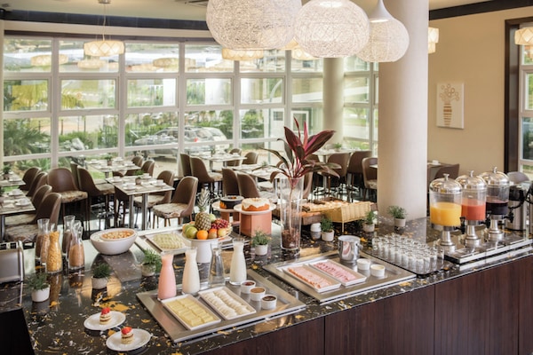 Café da manhã com buffet grátis todos os dias