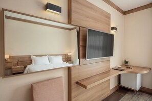 Habitació | Minibar, caixa forta a l'habitació i escriptori