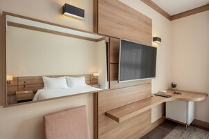 Standard PwD Disability Access - 1 Double Bed | Frigobar, cofres nos quartos, escrivaninha