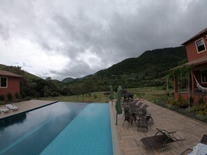 Outdoor pool - Pousada Le Ange (Miguel Pereira)