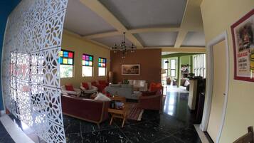 Breakfast, lunch and dinner served