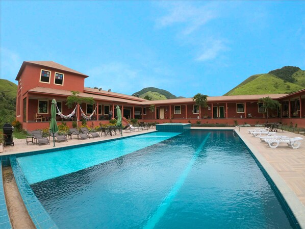 Outdoor pool - Pousada Le Ange (Miguel Pereira)