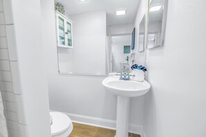 Combined shower/bathtub, hair dryer, towels