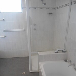 Bathtub, towels