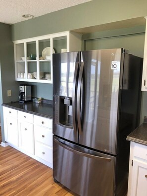 ثلاجة، ميكروويف، فرن، غسالة أطباق