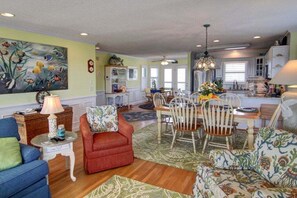 TV, offices - Turtle Cove is a spacious 4-bed home in Holden Beach, perfect for 9 guests. (Holden Beach)