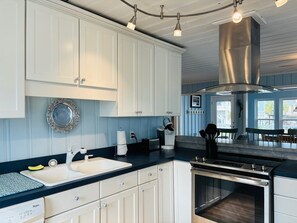 Kühlschrank, Mikrowelle, Ofen, Geschirrspüler