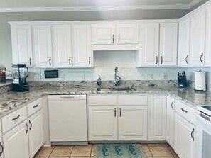 Køleskab, mikrobølgeovn, ovn, kogeplade