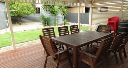 The Catch ~ short walk to beach! Dog Friendly - Off Peak Special!