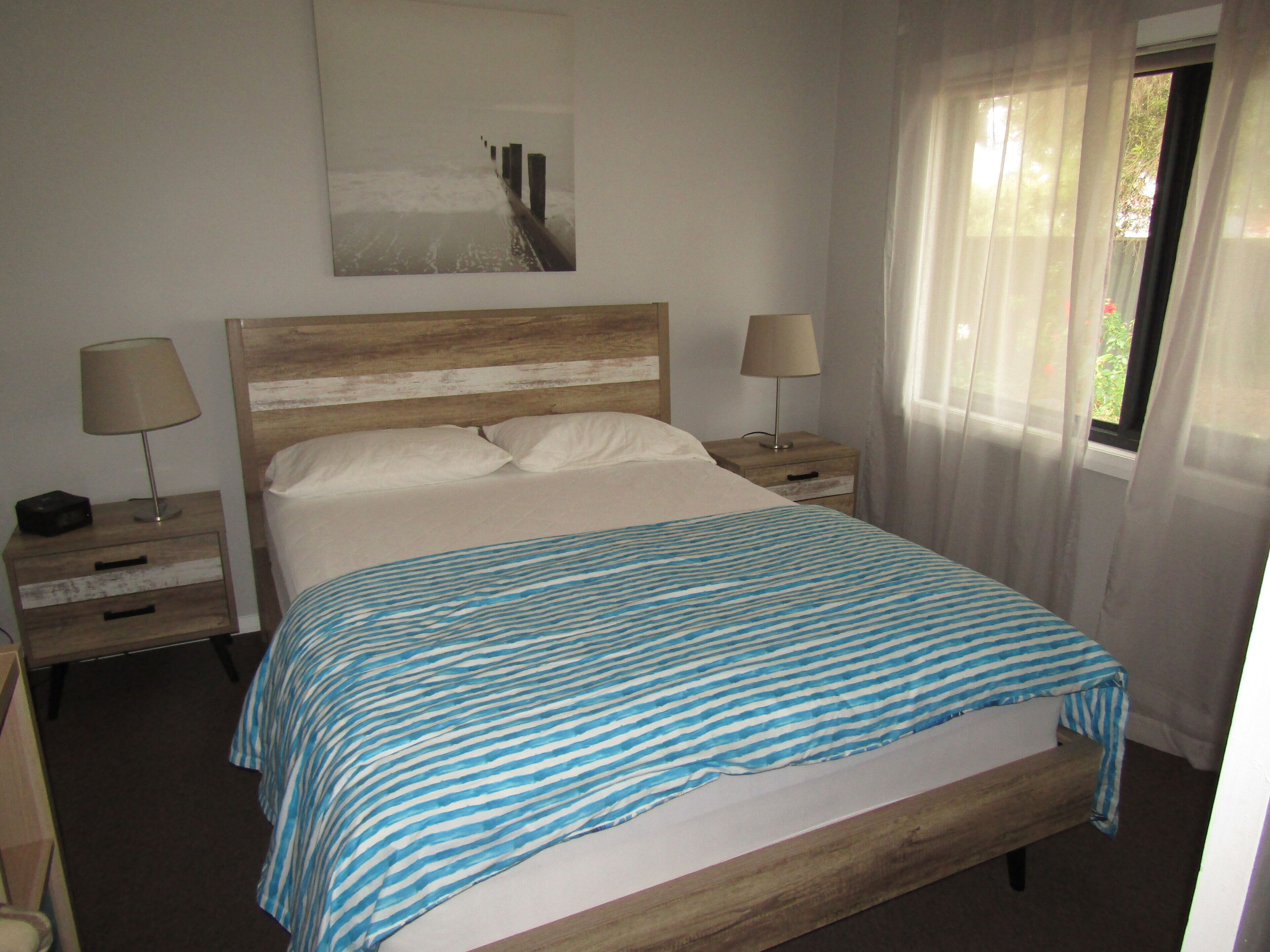 The Catch  ~ short walk to beach! Dog Friendly  - Off Peak Special! — image 16