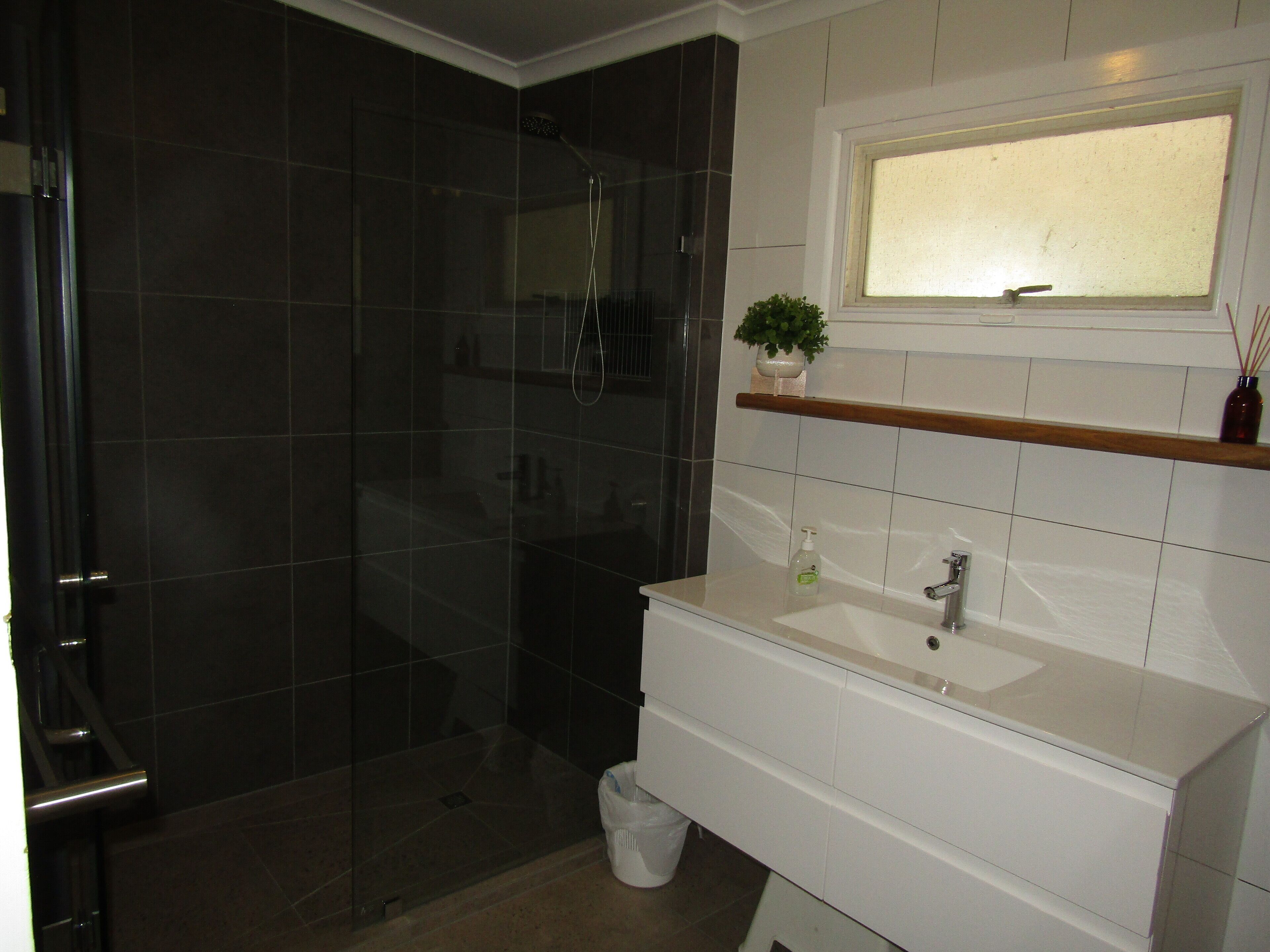 The Catch  ~ short walk to beach! Dog Friendly  - Off Peak Special! — image 17