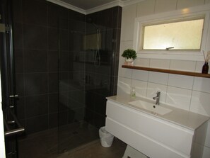 Shower, towels - The Catch  ~ short walk to beach! Dog Friendly  - Off Peak Special! (Stansbury)