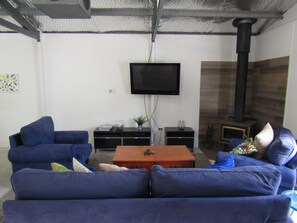 Una televisión, un reproductor de DVD, una mesa de tenis de mesa