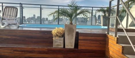 Kauden mukainen ulkouima-allas