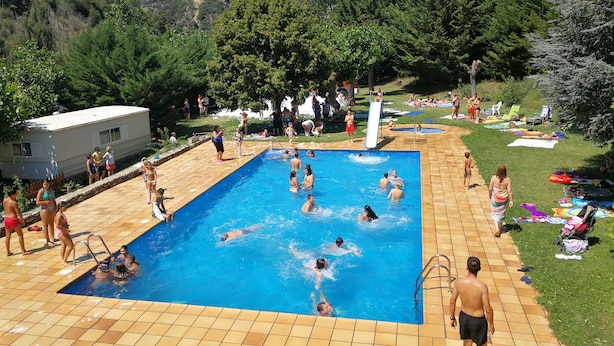 Una piscina rodeada de gente.