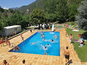 Une piscine entourée de monde.