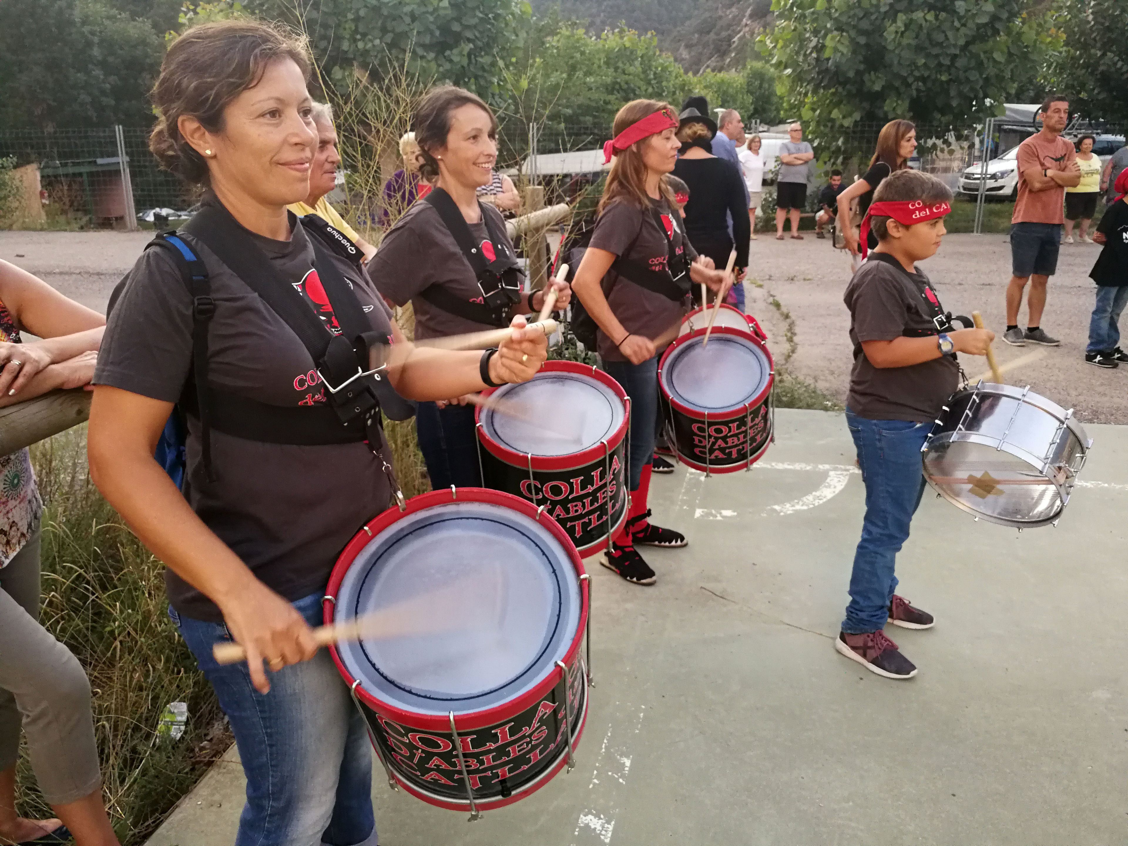 Un grup de persones tocant la percussió a l'aire lliure.