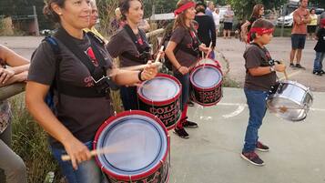 Un grup de persones tocant la percussió a l'aire lliure.