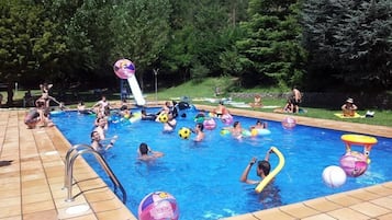 Udendørs pool, parasoller, liggestole