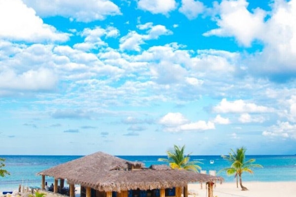 Beach nearby, sun loungers, beach towels
