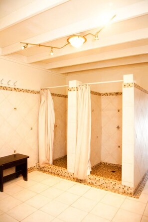 Combined shower/bathtub, towels, soap, toilet paper - Book now and u can save 20%OFF JUNE JULY
FOR EARLY BIRD SALE IN SUMMER BOOKING (Ocho Rios)