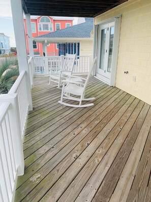Terrace/patio - Sandy Toes - Oceanfront 3BR home in Holden Beach, perfect for a family getaway. (Holden Beach)