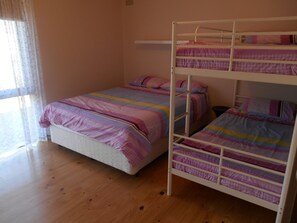 3 habitaciones y tabla de planchar con plancha 