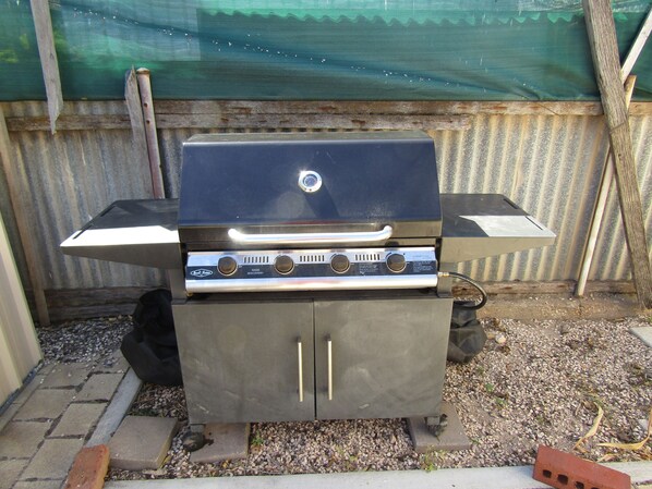 A barbecue grill with a control panel, a storage cabinet, and a metal grate. - The Porthole - close to beach. Winter Off Peak Special! (Port Vincent)