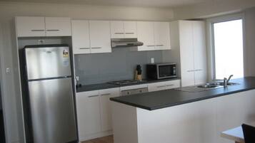 Mikrowelle, Ofen, Geschirrspüler, Toaster