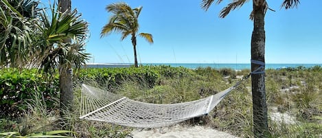 På stranden og strandhåndklær