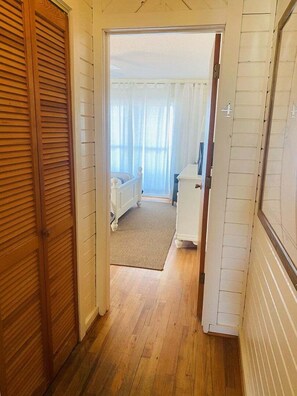 Interior - King of the Sea: 4-bedroom oceanfront home in Holden Beach, NC. (Holden Beach)