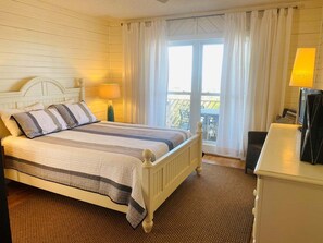 4 bedrooms, WiFi, bed sheets - King of the Sea: 4-bedroom oceanfront home in Holden Beach, NC. (Holden Beach)