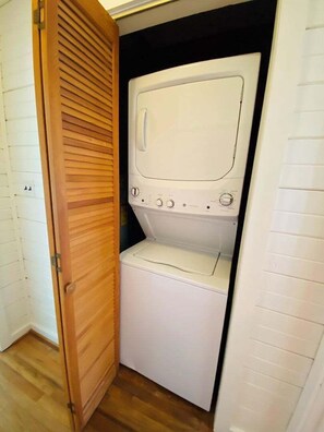 Interior - King of the Sea: 4-bedroom oceanfront home in Holden Beach, NC. (Holden Beach)