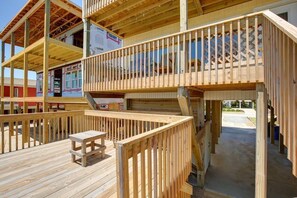 Property grounds - Experience oceanfront bliss at Summer Sandcastle, a spacious 5BR home in Holden Beach! (Holden Beach)