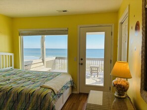 5 bedrooms, desk, WiFi, bed sheets