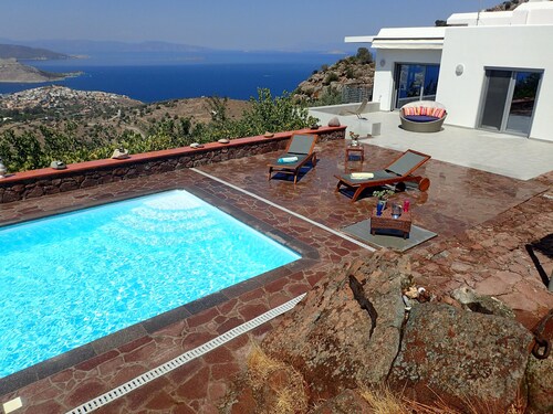 SPACIEUX - LUXUEUSE VILLA D'ART VUE MER AVEC PISCINE ET MAGNIFIQUE COUCHER DE SOLEIL!