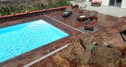 SPACIEUX - LUXUEUSE VILLA D'ART VUE MER AVEC PISCINE ET MAGNIFIQUE COUCHER DE SOLEIL!