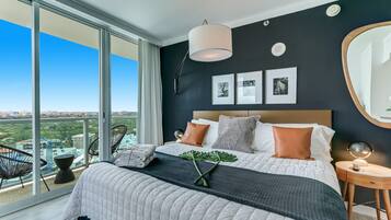 1 habitación, caja de seguridad en la habitación y escritorio