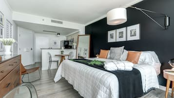 1 habitación, caja de seguridad en la habitación y escritorio
