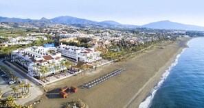 Ligstoelen aan het strand, strandlakens