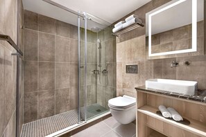 Shower, rainfall showerhead, free toiletries, hair dryer - Wingate by Wyndham New York Midtown South/5th Ave (New York)