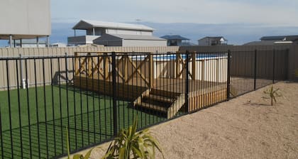 The White House ~ Free Wi-Fi, Pool, Arcade Machine - Off Peak Special!