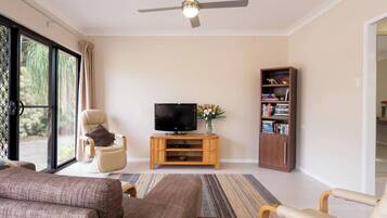 Älytelevisio, DVD-soitin, kirjoja